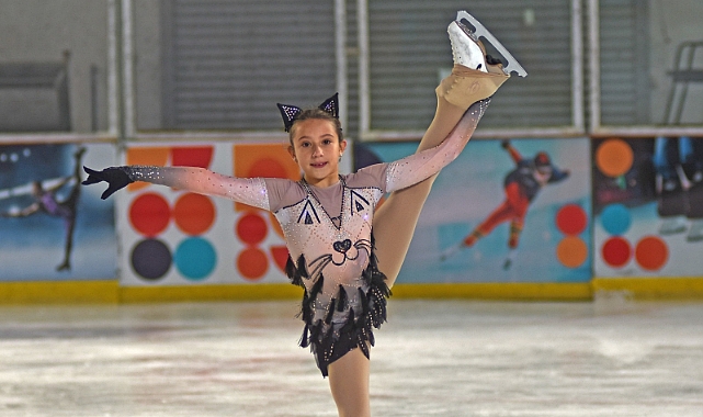 Minik buz pateni sporcusu Doğa annesinin yolunda