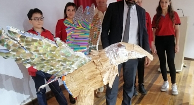 Öğrenciler topladıkları atıklardan heykel yaptı