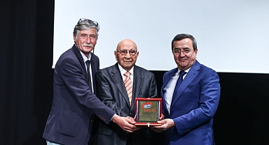 Öğretmenler Günü’nde Konak’ta büyük onur