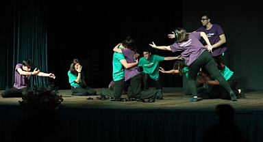 Sayra ve Çınar ev sahipliğinde, İzmir depreminde yitirdiğimiz canları andılar 