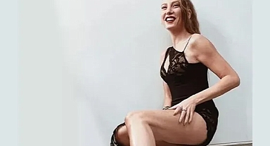 Serenay Sarıkaya derin dekoltesi ve yırtmacıyla geceye damga vurdu