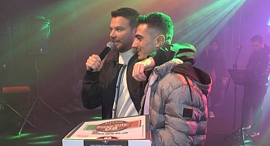 Sinan Akçıl'dan sahneye pizza siparişi