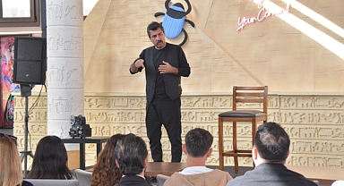 Ünlü oyuncu Hakan Bilgin İzmir’de oyuncu adaylarıyla tecrübelerini paylaştı