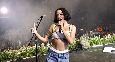 Zeynep Bastık 3 şarkı kala konseri bıraktı