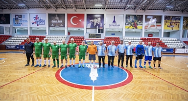 Basın Ligi’nin dostluk maçında başlama vuruşu Başkan Soyer’den