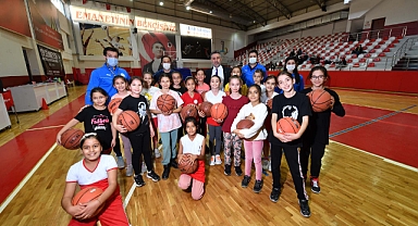 Bayraklı’nın spor sahaları yenileniyor