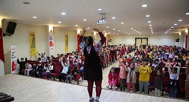 Bayraklılı çocuklar tiyatroyu sevdi