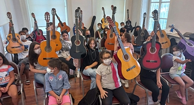 Buca’da çocuklar sanat ve sporla büyüyor