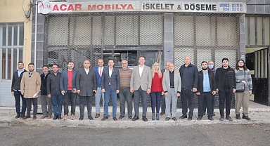 Çukurlara iki kürek mıcır atamayanlar, ülkeyi İzmir gibi yönetecekmiş.