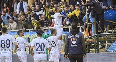 Lider Bucaspor 1928 taraftarı önünde
