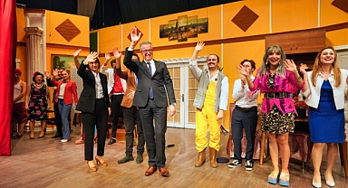 Sahne Tozu Tiyatrosu, “Sosyal Market”e destek için sahneye çıktı