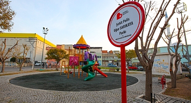 Bayraklı’nın parklarında tabelalar yenilendi