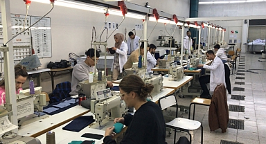 Türk ve göçmen deri dikim ve kesim operatörleri işbaşı yaptı