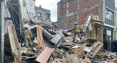 Fatih'te 2 katlı metruk bina çöktü: O anlar kayıt altına alındı