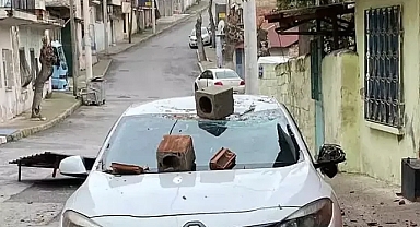 İzmir'de fırtına ortalığı birbirine kattı