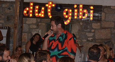 Metin Arolat’tan seyircilerin arasında konser