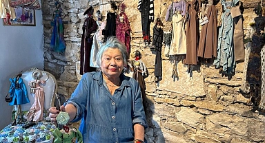 İlk sergisini 82 yaşında açıyor