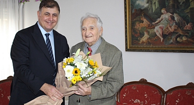 Başkan Tugay’dan Karşıyakalı çınara ziyaret