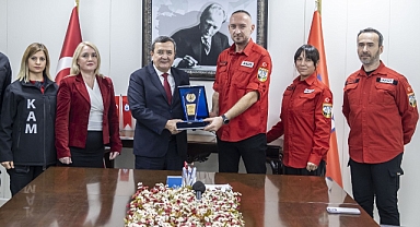 Batur'dan AKUT'a teşekkür plaketi