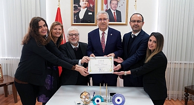 Ege Üniversitesi'nin Greenmetric Başarı Sertifikası Rektör Prof. Dr. Budak’a takdim edildi