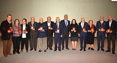 İzmirli Diş Hekimlerine Teşekkür Plaketi