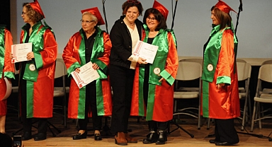 Karşıyaka 3. Yaş Üniversitesi’nde mezuniyet coşkusu