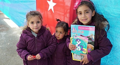 Ülkem Okuyor Derneği Deprem bölgesinde karne hediyesi olarak kitap dağıtıyor