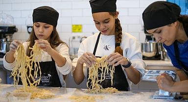 Çocuk şefler Karşıyaka'da mutfağa girdi