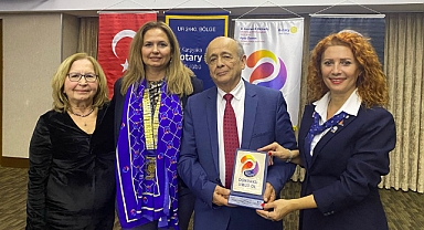 Prof. Dr. Sabah’a Karşıyaka Rotary Kulübü’nden Meslek Hizmet Ödülü