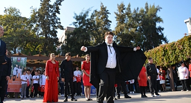 Özel çocuk Ege'nin 29 Ekim zeybeği beğeni topladı