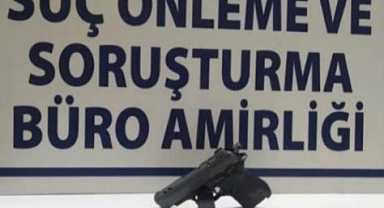 Seferihisar’da Uyuşturucu Operasyonu: Silahlar ve Yüklü Miktarda Esrar Ele Geçirildi