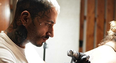 Cumhur Keleş, hint kınasıyla başlayan yolculuğunu profesyonel dövmeciliğe taşıdı