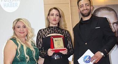 İzmir’in Güçlü Kadınlarından Gazeteci Günnur Berber’e “Yılın Güçlü Kadını” Ödülü