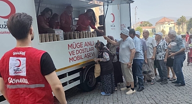 KIZILAY BORNOVA’DAN ANLAMLI ANMA: 15 TEMMUZ ŞEHİTLERİ İÇİN 2 BİN KİŞİLİK AŞURE İKRAMI