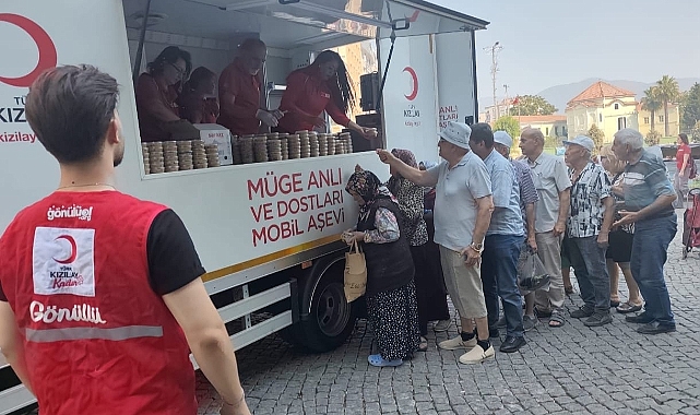 KIZILAY BORNOVA’DAN ANLAMLI ANMA: 15 TEMMUZ ŞEHİTLERİ İÇİN 2 BİN KİŞİLİK AŞURE İKRAMI